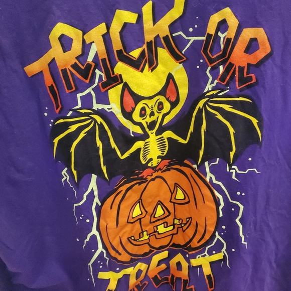 Halloween Trick or Treat 🎃 Bright purple jack o lantern and bat Tee 💜 - Picture 2 of 5